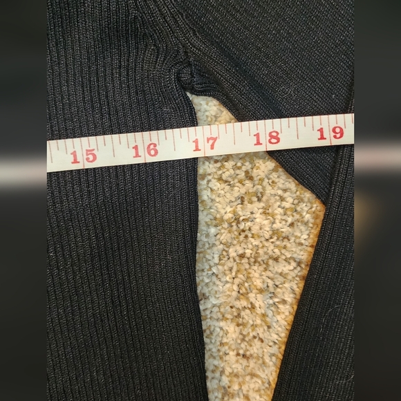 NWOT Cable & Gauge Lg embellished Holiday Off the shoulder Black top - Picture 5 of 5